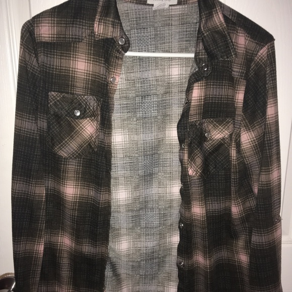 A gray and pink flannel - Picture 1 of 2